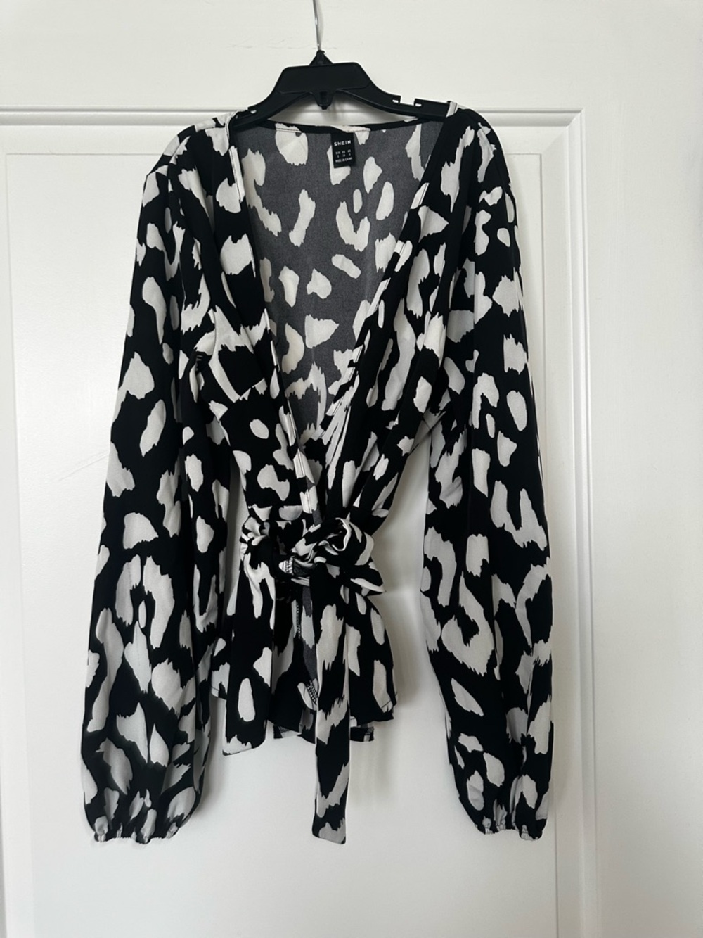 🌹SHEIN Black and White Animal Print Wraparound Top